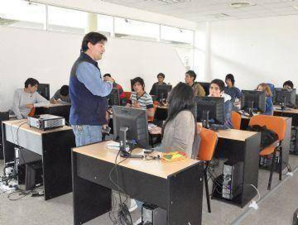 Alumnos de la escuela 40 toman sus clases de inform�tica en la ULP