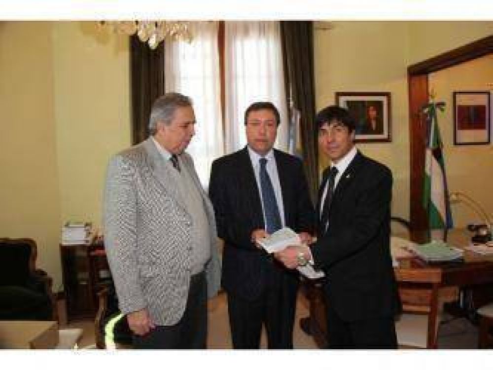 Weretilneck entreg� aporte de 90 mil pesos al Intendente de Darwin