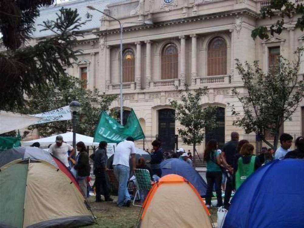 Tras la represi�n: manifestantes de ATE Jujuy realizan un acampe a la espera de respuestas del gobierno provincial