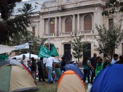 Tras la represi�n: manifestantes de ATE Jujuy realizan un acampe a la espera de respuestas del gobierno provincial