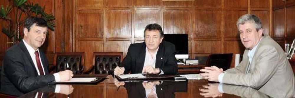 Yauhar otorg� aportes para mejorar los caminos rurales de Trevelin