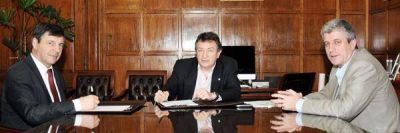 Yauhar otorg� aportes para mejorar los caminos rurales de Trevelin