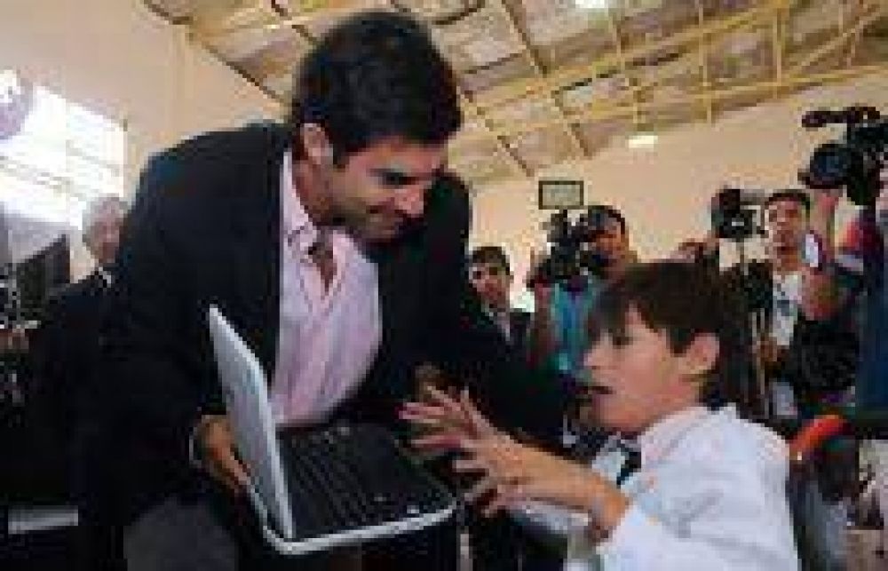 El 80 por ciento de los docentes y alumnos salte�os ya tiene su netbook