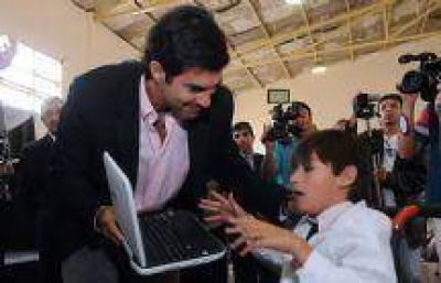 El 80 por ciento de los docentes y alumnos salte�os ya tiene su netbook