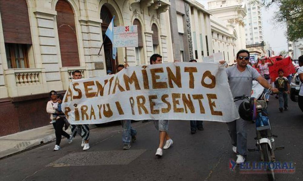 Okupas independientes marcharon a la Casa de Gobierno y pidieron audiencias