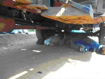 Dos motociclistas muertos al chocar contra un cami�n