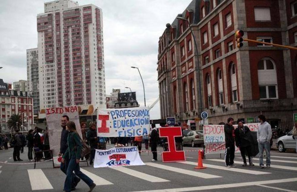 Estudiantes de Educaci�n F�sica reclamaron mejoras edilicias en el CEF