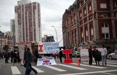 Estudiantes de Educaci�n F�sica reclamaron mejoras edilicias en el CEF