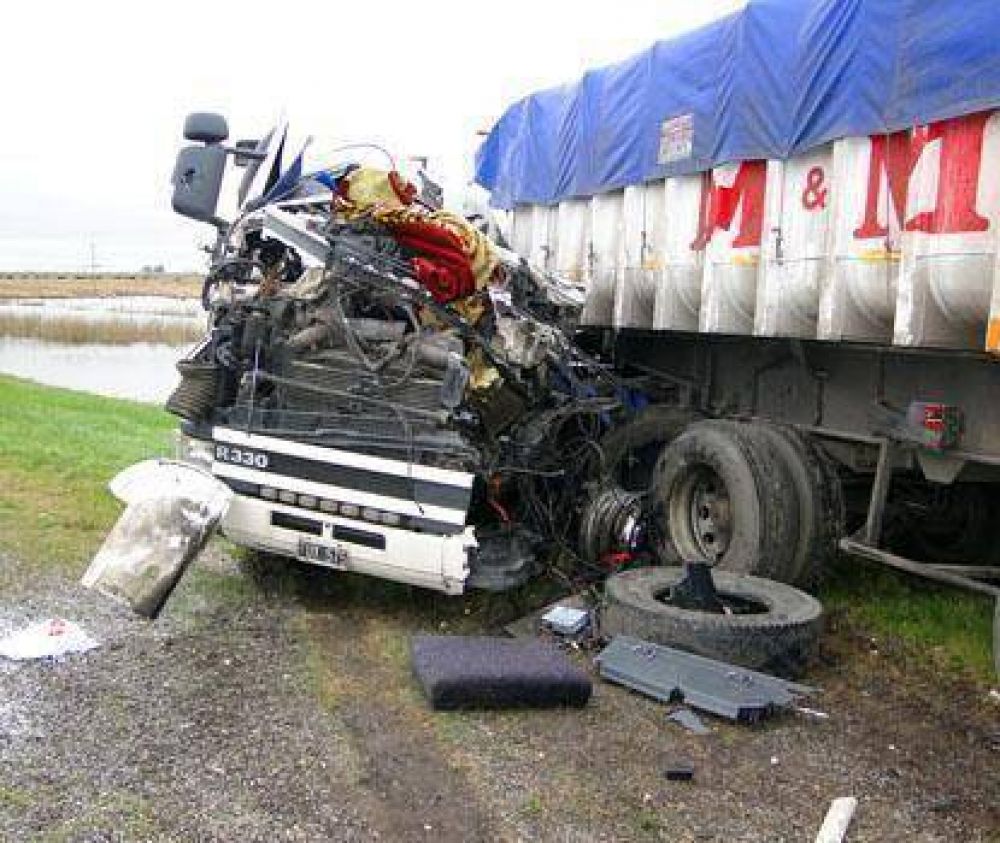 Ruta 3: falleci� un transportista en un choque entre dos camiones