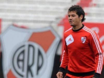 Almeyda cambi� nuevamente: mantuvo el "Tridente" arriba pero sac� a Lanzini del once