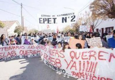 Sube la tensi�n por reclamo de escuelas en Centenario 