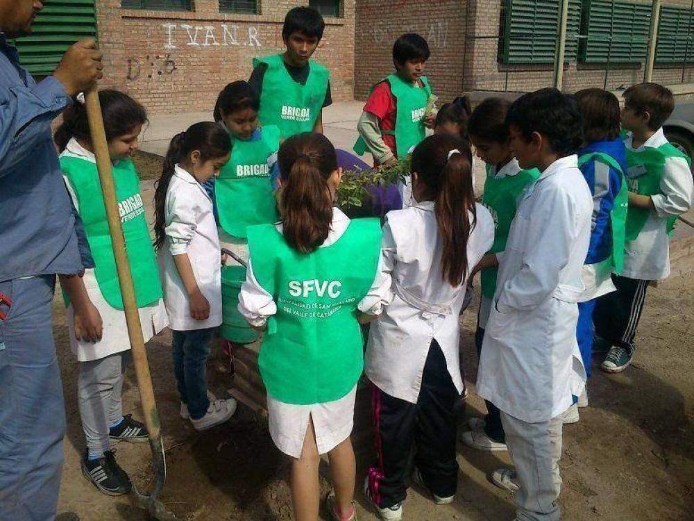 Alumnos intercambiaron papeles por �rboles