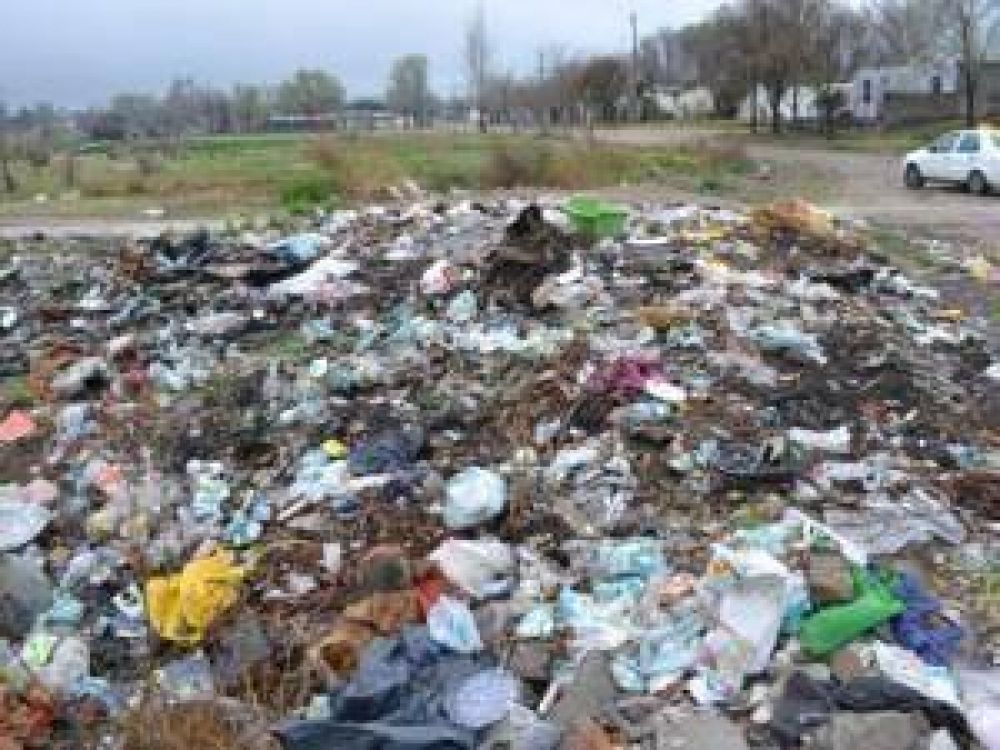 Otro basural clandestino empobrece la costa del R�o V