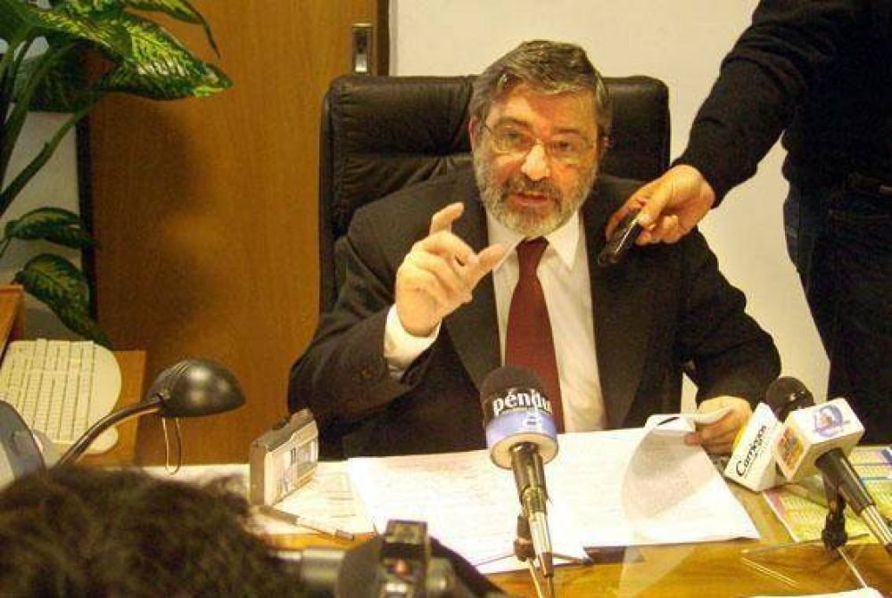 En medio del revuelo el juez pidi� licencia