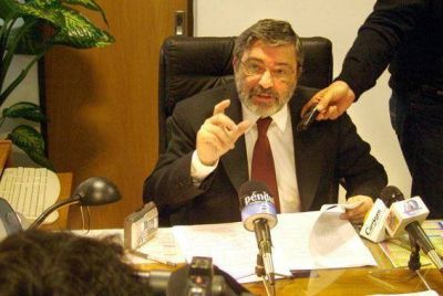 En medio del revuelo el juez pidi� licencia
