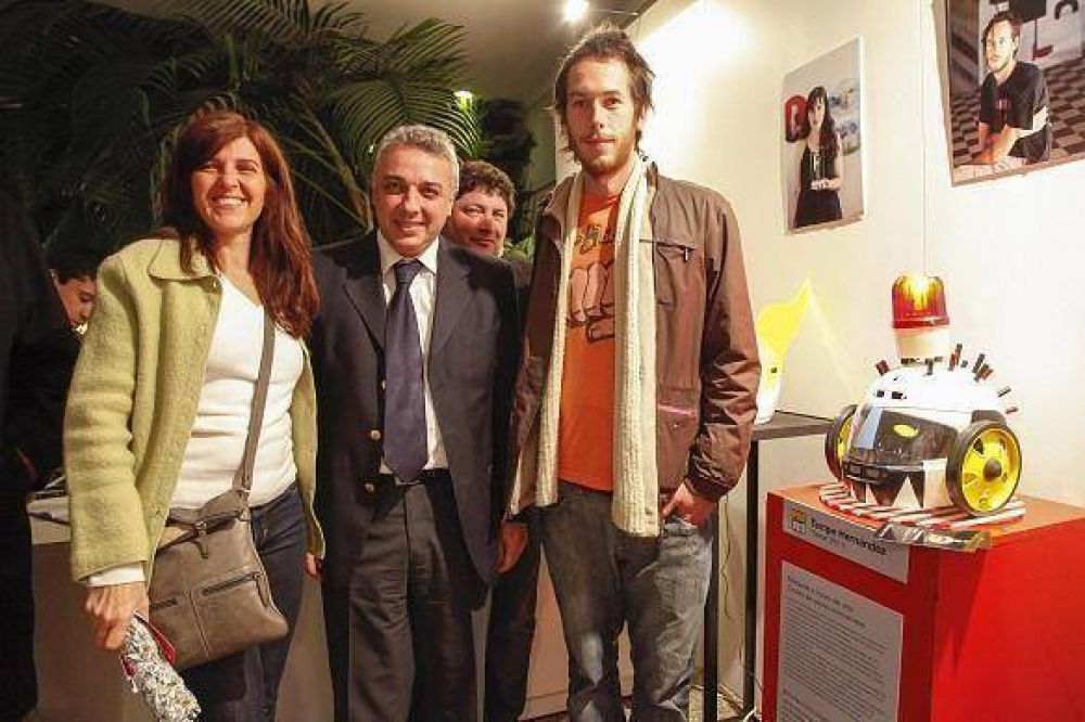 Se inaugur� la expo �Educando a trav�s del arte� en el HCD de Tigre