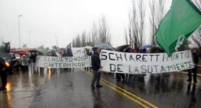 Bajo la lluvia, ATE reclam� el reinicio de las obras del nuevo Hospital Pasteur