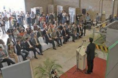 Habilitaron nueva f�brica y el asfalto del acceso al Parque Industrial de S�enz Pe�a