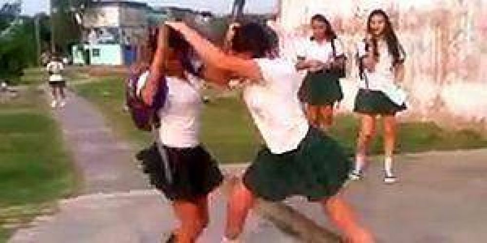 Feroz pelea entre dos alumnas en colegio