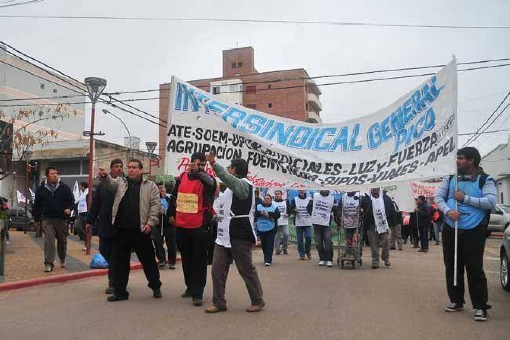Un centenar de trabajadores Estatales marcharon por las calles de la ciudad