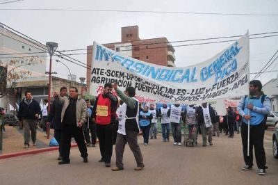 Un centenar de trabajadores Estatales marcharon por las calles de la ciudad