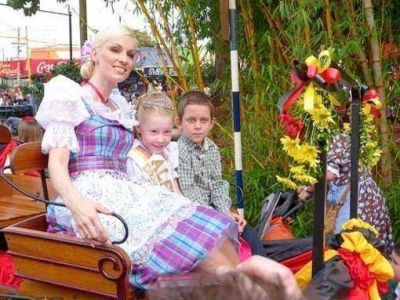 Los Inmigrantes ya viven su colorida fiesta en Ober�