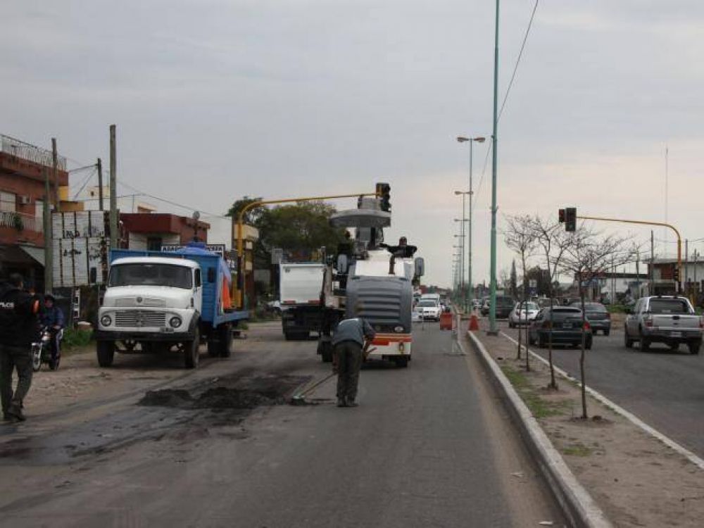 FLORENCIO VARELA: M�s trabajos de bacheo en el distrito