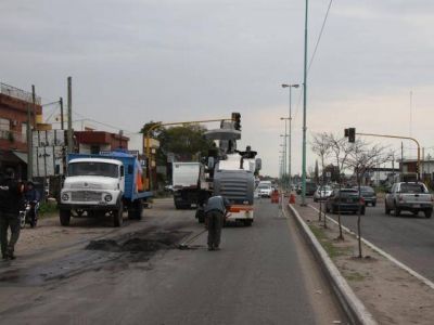 FLORENCIO VARELA: M�s trabajos de bacheo en el distrito