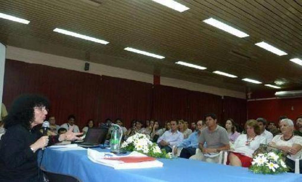 Alicia Entel: "Los celulares parecen resultar exponentes de un consumismo sin sentido"
