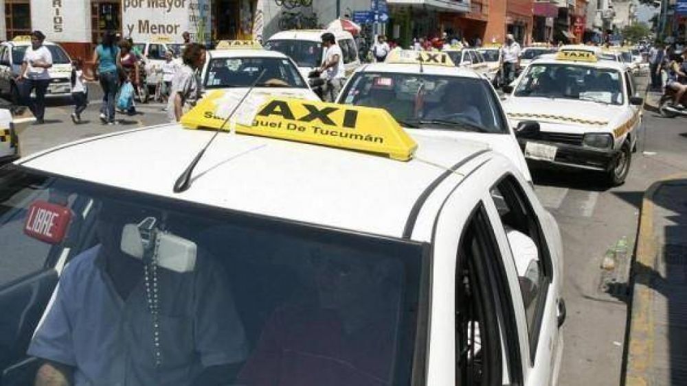 Por una disputa con el municipio, taxistas amenazan con acampar en plaza Independencia