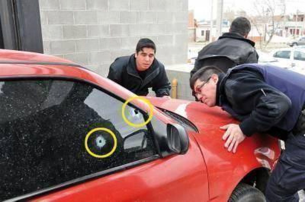 Joven con dos impactos de bala cuando iba en un autom�vil