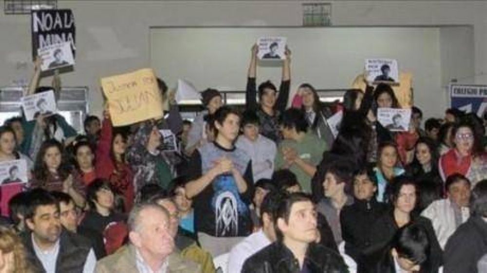 En�rgico repudio de maestros en Esquel a pol�mico pedido de informes del gobierno