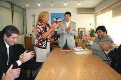 Junto al PAMI: La Intendenta Giroldi firm� un importante convenio para equipar la sala de Terapia Intensiva del Hospital