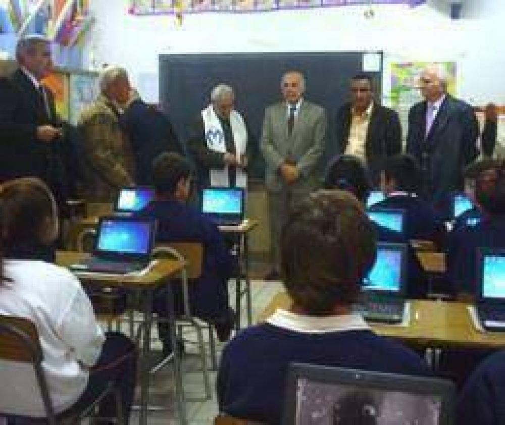Entrega de netbooks en el D�maso Valdez  