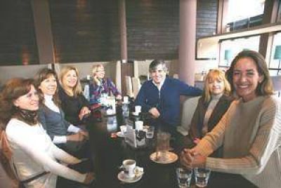 Encuentro de trabajo con Agustina Ayl�n y el grupo de 'Mujeres por Chivilcoy' 