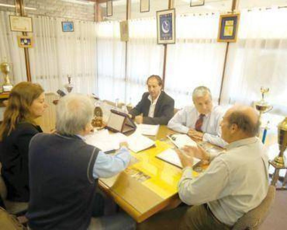 Entregan proyecto para construir una pista sint�tica