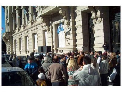 Caravana a Casa de Gobierno por la construcci�n del nuevo puente a Santo Tom�