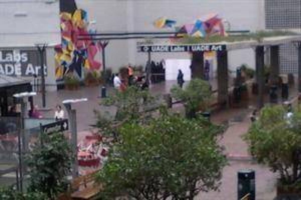 Una mujer muri� al caer en un patio interno de la UADE