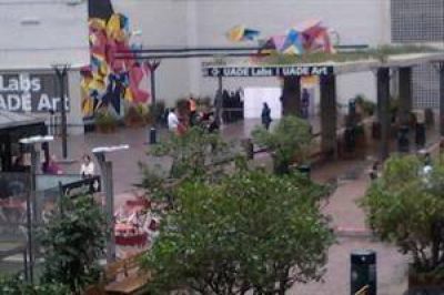 Una mujer muri� al caer en un patio interno de la UADE