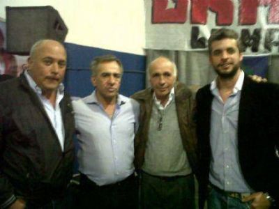 Desde la ciudad de La Plata, salen a respaldar al intendente de Malvinas Argentinas, Jes�s Cariglino