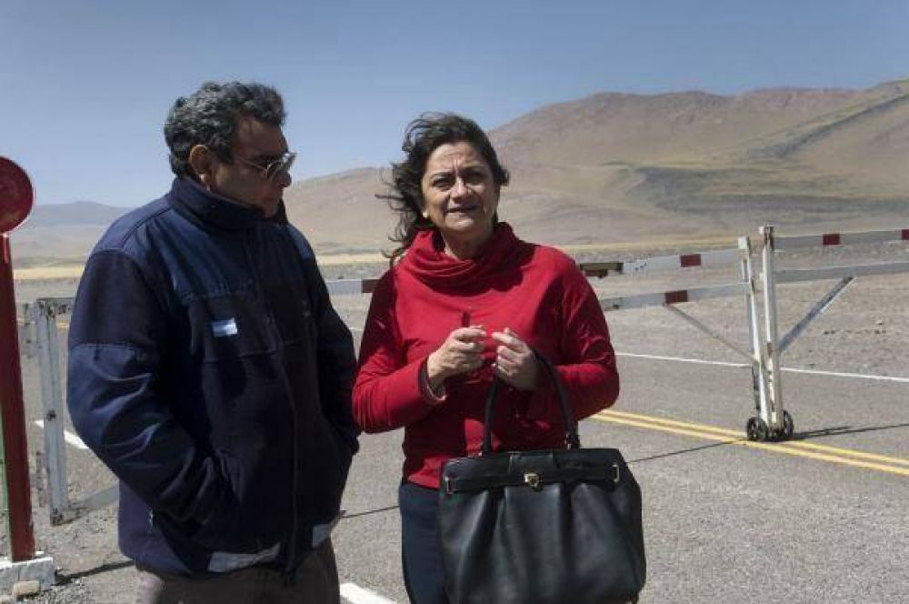 La gobernadora visit� a trabajadores viales en el Paso de San Francisco