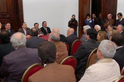 La Plata: Convenio para potenciar los centros comerciales locales 