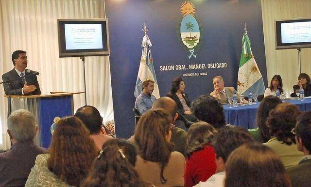 Capitanich: "Tenemos la meta de analfabetismo cero para 2015"