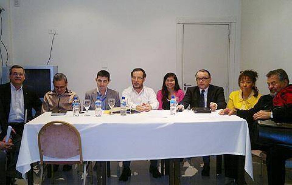 De izquierda a derecha, partidos chicos se oponen a las Primarias Abiertas