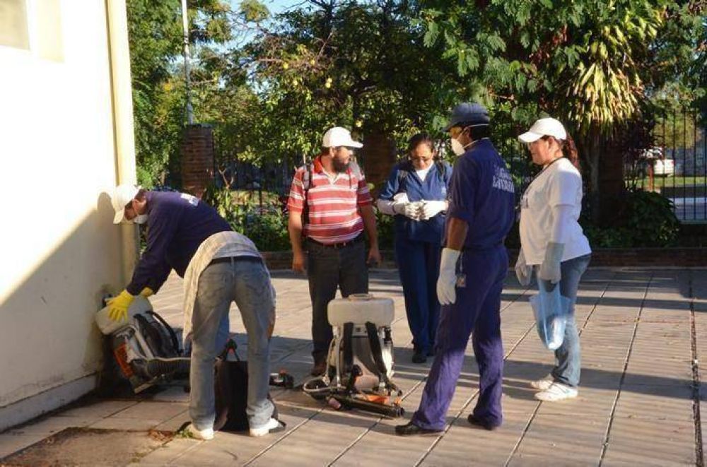 Fumigaci�n en prevenci�n del dengue en barrio Independencia