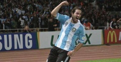 Argentina gan� en C�rdoba y es l�der (el Kempes fue una fiesta)