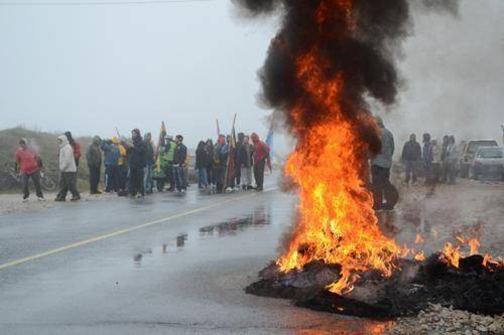 Guardavidas cortaron la Ruta 11 ante la falta de respuestas del Municipio 