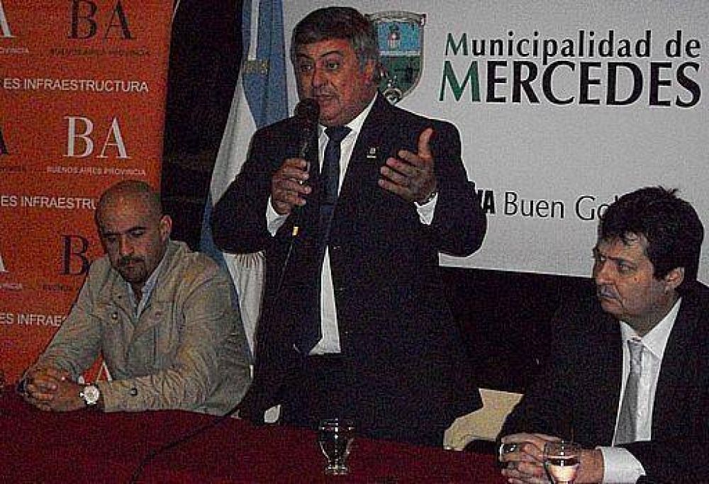 Obras en clubes y 30 boletos de compraventa entregaron el intendente y autoridades provinciales