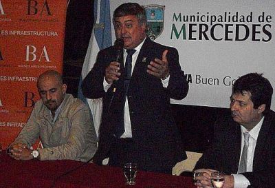 Obras en clubes y 30 boletos de compraventa entregaron el intendente y autoridades provinciales