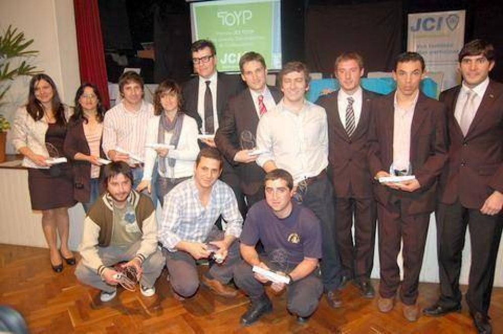 Diez j�venes destacados de Gualeguaych� fueron premiados por la C�mara Junior local